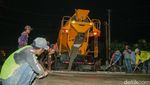 Gotong Royong Warga Tambun Bekasi Cor Jalan Rusak