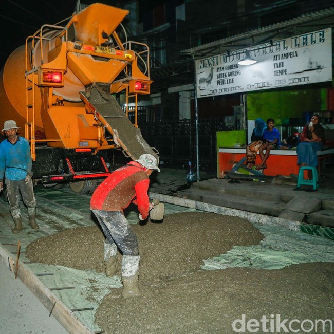 Gotong Royong Warga Tambun Bekasi Cor Jalan Rusak