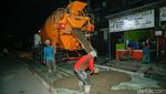Gotong Royong Warga Tambun Bekasi Cor Jalan Rusak