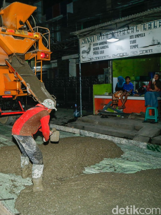 Gotong Royong Warga Tambun Bekasi Cor Jalan Rusak
