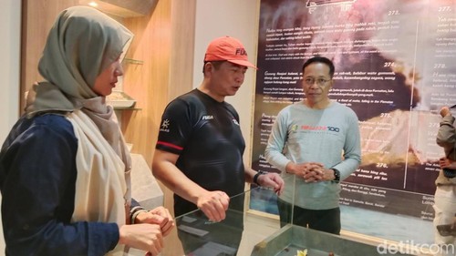 Gubernur NTB Lalu Muhammad Iqbal melihat beragam koleksi di pusat informasi Geopark Rinjani, Sembalun, Lombok Timur, Sabtu (2/5/2026). (Foto: Sanusi Ardi W/detikBali)