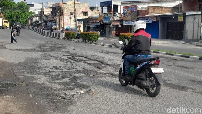 Jalan rusak di Jalan Dr Mansyur, Medan.. (Rechtin Hani Ritonga/detikSumut)