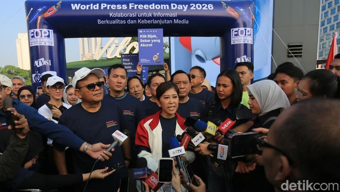 Menteri Komunikasi dan Digital Meutya Hafid menghadiri jalan sehat untuk merayakan Hari Kebebasan Pers Sedunia di Jakarta, Minggu (3/5/2026). Jalan sehat mengambil start dari Dukuh Atas menuju Bundaran HI pp.  Tampak hadir antara lain Ketua Dewan Pers Komaruddin Hidayat dan Ketua Komisi Penyiaran Indonesia Ubaidilah.