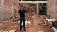 Junior Roberts memperlihatkan sedang membangun rumah di Instagram. Ia mengaku prosesnya sudah berjalan kurang lebih 3 bulan. (Foto: dok Instagram juniorrobertss)