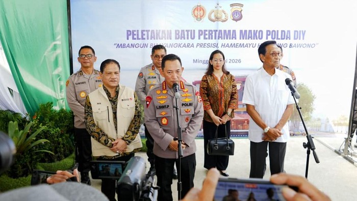 Kapolri Jenderal Listyo Sigit Prabowo bersama dengan Gubernur DIY Sri Sultan Hamengku Buwono X usai peletakan batu pertama Mapolda DIY.