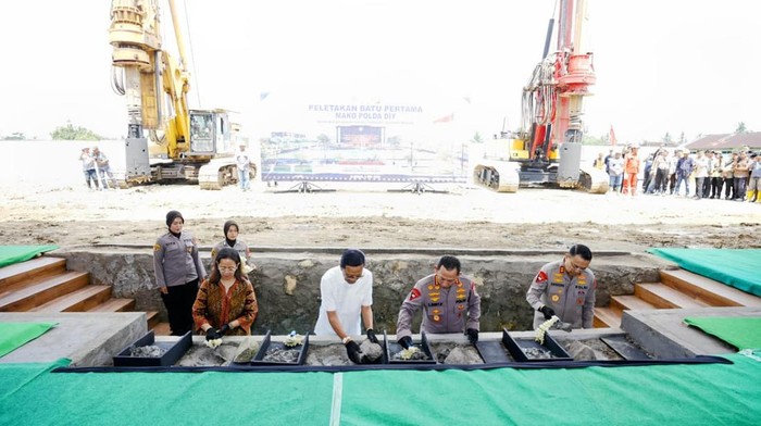 Kapolri Jenderal Listyo Sigit Prabowo bersama Gubernur DIY Sri Sultan Hamengku Buwono X saat peletakan batu pertama Mapolda DIY.