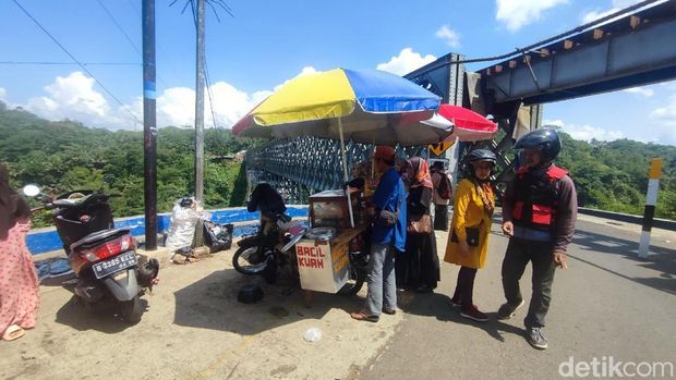 Kawasan Jembatan Cirahong di Ciamis kini diramaikan pengunjung dan pedagang.