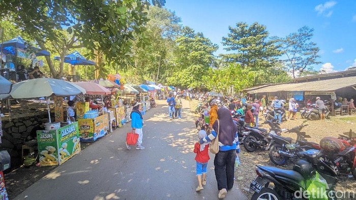 Kawasan Jembatan Cirahong di Ciamis kini diramaikan pengunjung dan pedagang.
