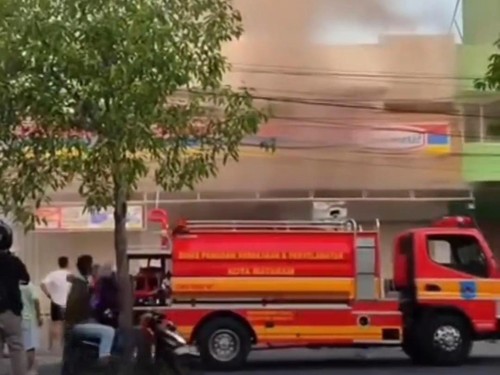Kebakaran melanda toko Indomaret di Jalan Gajah Mada, Jempong Baru, Sekarbela, Kota Mataram, NTB, Minggu (3/5/2026). (Foto: Dok. Damkar Mataram)
