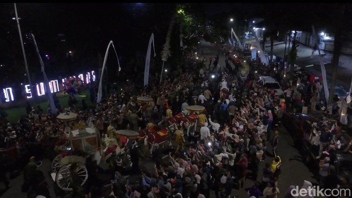 Kirab Mahkota Binokasih di Sumedang.