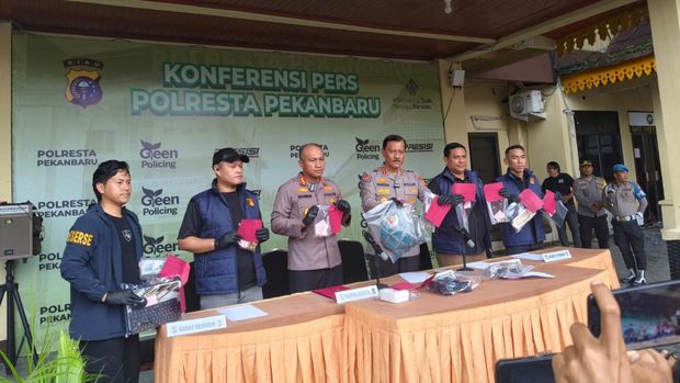 Konferensi pers Polda Riau terkait pembunuhan lansia di Kota Pekanbaru.