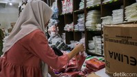 Siasat Cerdik Hadapi Perang Harga Plastik