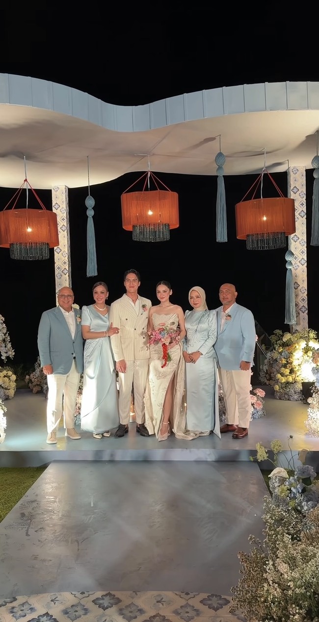 Turut hadir di acara resepsi kedua El Rumi dan Syifa Hadju di Bali, Maia Estianty dan Shendy Hadju tampil kompak dalam balutan busana seragam warna biru langit. Kedua ibunda El dan Syifa itu diketahui mengenakan gaun dari Jessie Gunawan Studio. Foto: Instagram/@thebridestory