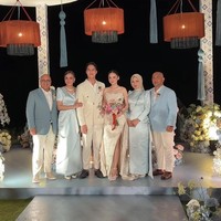 Turut hadir di acara resepsi kedua El Rumi dan Syifa Hadju di Bali, Maia Estianty dan Shendy Hadju tampil kompak dalam balutan busana seragam warna biru langit. Kedua ibunda El dan Syifa itu diketahui mengenakan gaun dari Jessie Gunawan Studio. Foto: Instagram/@thebridestory