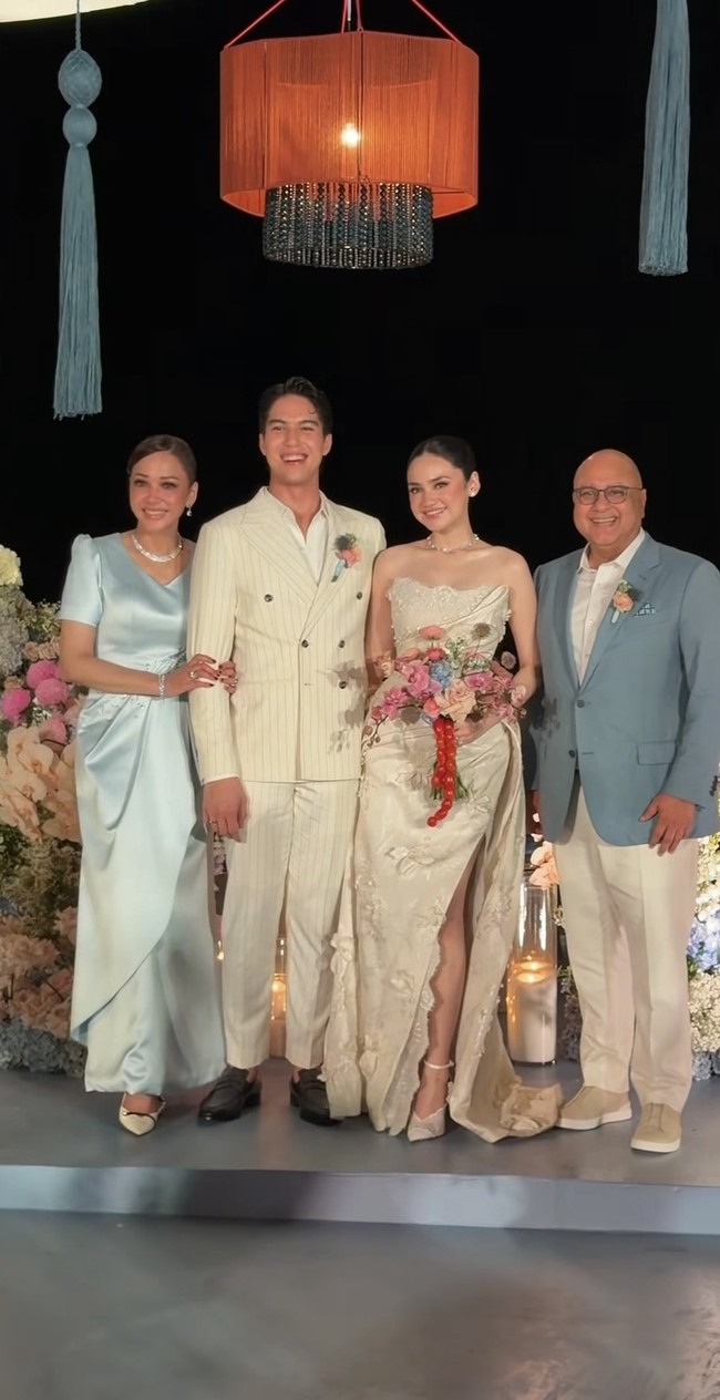 Maia hadir bersama suaminya, Irwan Mussry yang juga kenakan busana dengan sentuhan warna biru muda. Jas syang dikenakan Irwan itu seragaman dengan ayah Syifa, Andre Moeryawan. Foto: Instagram/@thebridestory