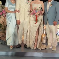 Maia hadir bersama suaminya, Irwan Mussry yang juga kenakan busana dengan sentuhan warna biru muda. Jas syang dikenakan Irwan itu seragaman dengan ayah Syifa, Andre Moeryawan. Foto: Instagram/@thebridestory