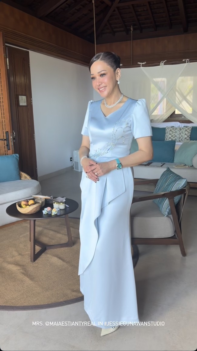 Maia memilih dress panjang dengan potongan lurus yang jatuh rapi hingga bawah. Gaun tersebut dilengkapi layer drapery di bagian depan yang memberi efek flowy dan tidak kaku. Pada bagian dada hingga pinggang terdapat aksen bordir atau payet membentuk pola melengkung. Foto: Instagram/@jessiegunawanstudio