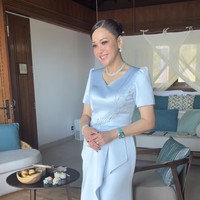 Maia memilih dress panjang dengan potongan lurus yang jatuh rapi hingga bawah. Gaun tersebut dilengkapi layer drapery di bagian depan yang memberi efek flowy dan tidak kaku. Pada bagian dada hingga pinggang terdapat aksen bordir atau payet membentuk pola melengkung. Foto: Instagram/@jessiegunawanstudio