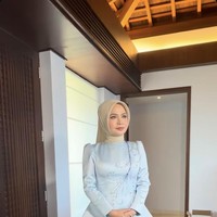 Sementara ibunda Syifa, Shendy, tampil dengan atasan berbentuk peplum yang menonjolkan pinggang dan memberi struktur pada tubuh. Gaun tersebut dilengkapi payet atau kristal membentuk motif abstrak yang menjalar dari bahu ke bagian dada. Bagian bahunya sedikit puff (bervolume) sehingga memberi siluet tegas dan elegan. Shendy kemudian melengkapi penampilannya dengan hijab polos berwarna nude. Foto: Instagram/@jessiegunawanstudio