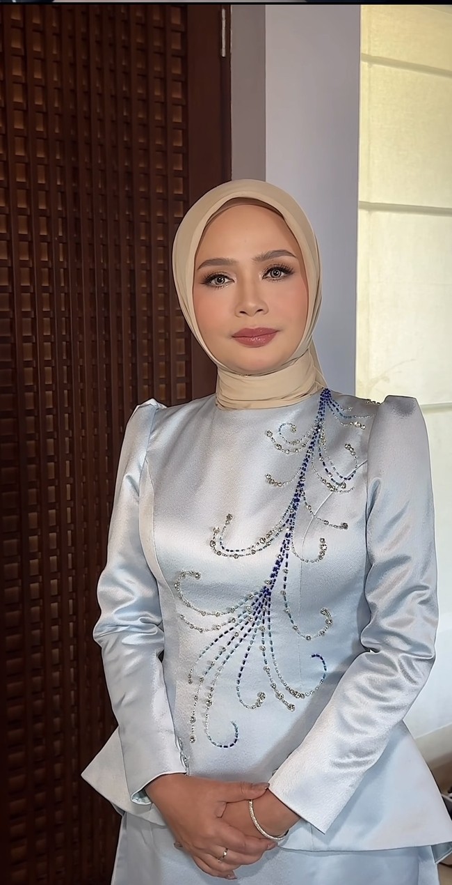 Shendy mempercayakan riasannya pada MUA Bali, Sita. Penampilannya tak kalah cantik dan flawless dengan riasan soft glam. Foto: Instagram/@sita_makeup