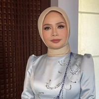 Shendy mempercayakan riasannya pada MUA Bali, Sita. Penampilannya tak kalah cantik dan flawless dengan riasan soft glam. Foto: Instagram/@sita_makeup
