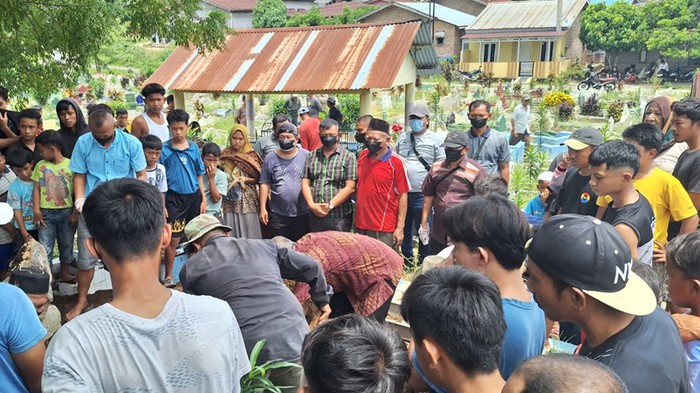 Mayat dimakamkan kembali oleh Masyarakat bersama personel Polsek Gunung Malela dan aparatur desa.