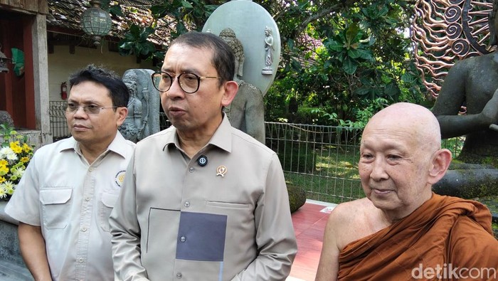 Menbud Fadli Zon silaturahmi dengan Kepala Sangha Theravada Indonesia, Bhante Sri Pannavaro di Vihara Mendut, Kabupaten Magelang, Minggu (3/5/2026).