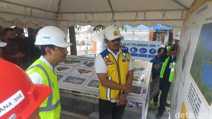 Mensos Gus Ipul meninjau perkembangan pembangunan SR di Kedung Cowek, Surabaya