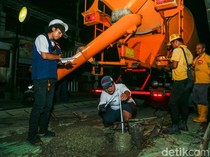Warga Tambun Selatan Patungan Biaya Cor Jalan Rusak