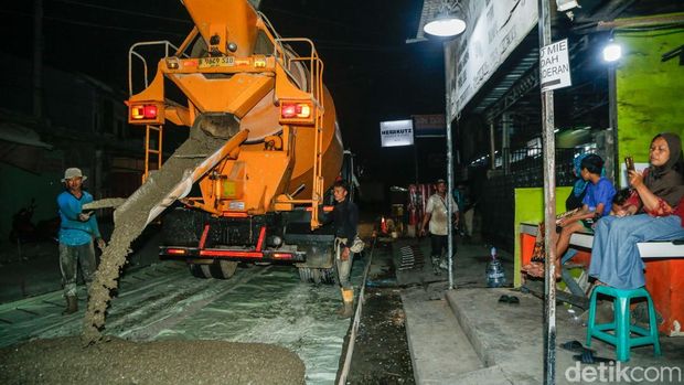 Menunggu APBD, warga tambun perbaiki jalan secara swadaya.