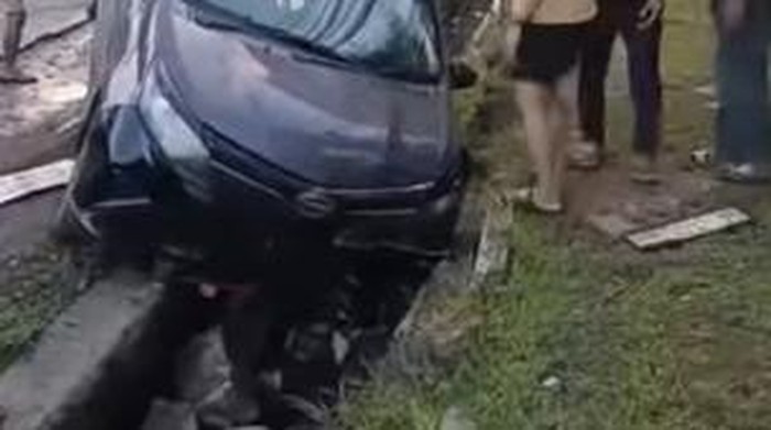 Mobil nyungsep di got Jalan Perintis Kemerdekaan Makassar.