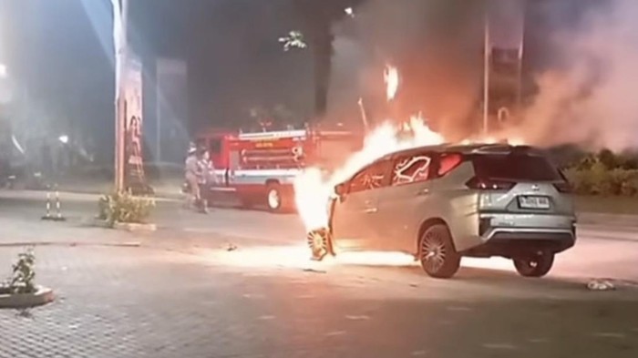 Mobil Xpander terbakar di Depok. (Dok. ist)