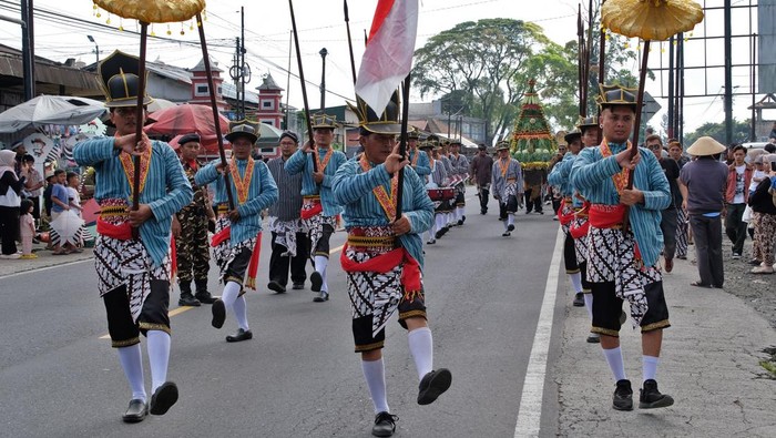 Peserta mengikuti kirab tradisi Nyadran Bhumi Phala di Lembah  Sindoro-Sumbing Desa Kledung, Temanggung, Jawa Tengah, Sabtu (2/5/2026). Ribuan petani mengikuti tradisi budaya dan ritual bertajuk Slametan Olah Tetanen itu sebagai wujud rasa syukur kepada Tuhan dan permohonan untuk kesuksesan serta keberhasilan di bidang pertanian. FOTO ANTARA/Anis Efizudin/tom.
