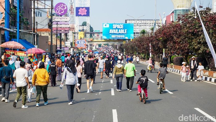 Sejumlah warga memadati kegiatan Car Free Day (CFD) di kawasan Jalan Margonda Raya, Depok, Minggu (3/5/2026). Momen libur panjang dimanfaatkan masyarakat untuk menikmati suasana pagi yang lebih santai.