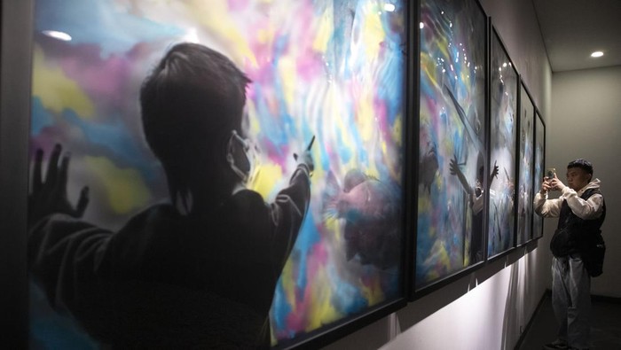 Pengunjung mengamati karya pada pameran Fragments From Below di Lawangwangi-ArtSociates Gallery Cafe, Kabupaten Bandung Barat, Jawa Barat, Minggu (3/5/2026). Pameran tunggal seniman asal Italia Alessio Ceruti yang berlangsung hingga 29 Mei tersebut menyajikan 22 karya seni berupa video, instalasi, dan karya dwimatra yang mempersoalkan persepsi manusia, ekologi, serta hubungan manusia dengan alam, khususnya kondisi kehidupan di lautan. ANTARA FOTO/Abdan Syakura/hma