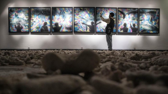 Pengunjung mengamati karya pada pameran Fragments From Below di Lawangwangi-ArtSociates Gallery Cafe, Kabupaten Bandung Barat, Jawa Barat, Minggu (3/5/2026). Pameran tunggal seniman asal Italia Alessio Ceruti yang berlangsung hingga 29 Mei tersebut menyajikan 22 karya seni berupa video, instalasi, dan karya dwimatra yang mempersoalkan persepsi manusia, ekologi, serta hubungan manusia dengan alam, khususnya kondisi kehidupan di lautan. ANTARA FOTO/Abdan Syakura/hma