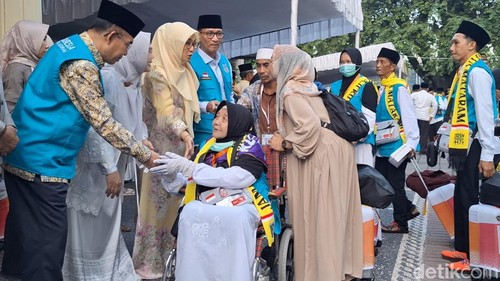 Pemkot Mataram melepas 393 jemaah haji kloter 10 asal Kota Mataram, Minggu (3/5/2026).