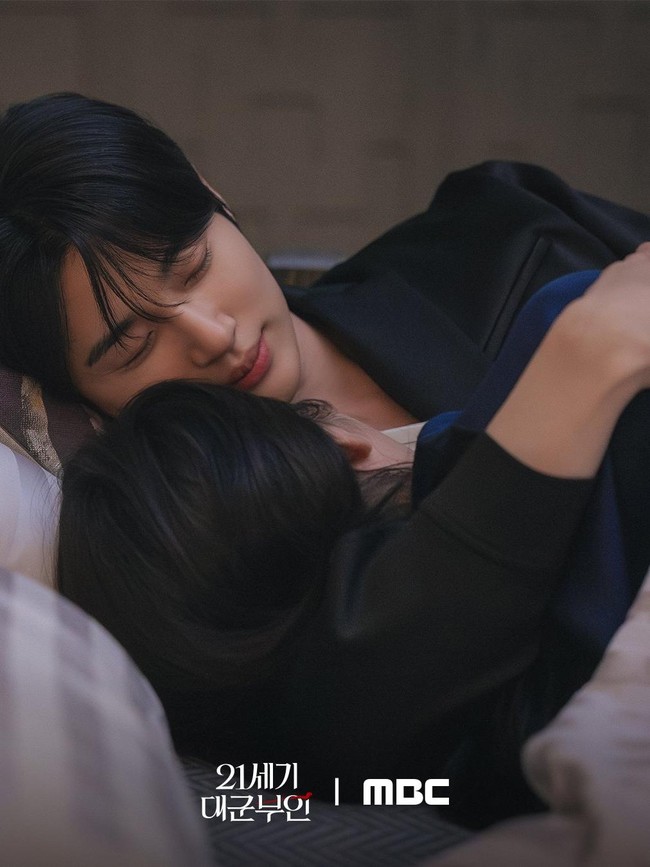 Momen Malam Pertama IU-Byeon Woo Seok di Perfect Crown