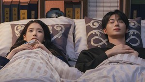 Keduanya mencoba tenang dengan tidur bersebelahan di kasur yang sama. (Foto: dok. MBC)