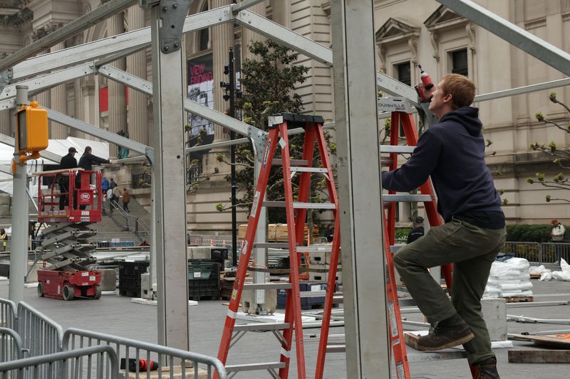 Persiapan MET Gala 2026, Jeff Bezos Diboikot A man puts up a