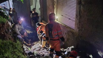 Sedang Jalan ke Warung, Wanita Tewas Tertimpa Tebing Longsor di Bogor