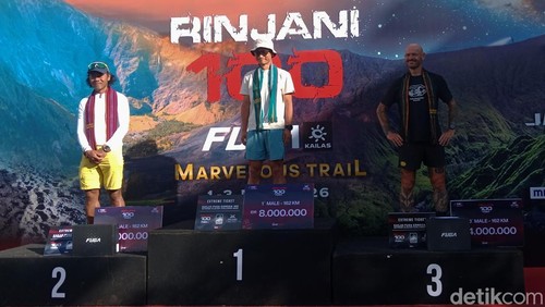 Podium Ceremony Rinjani 100 di Sembalun, Lombok Timur, NTB, Minggu (3/5/2026).