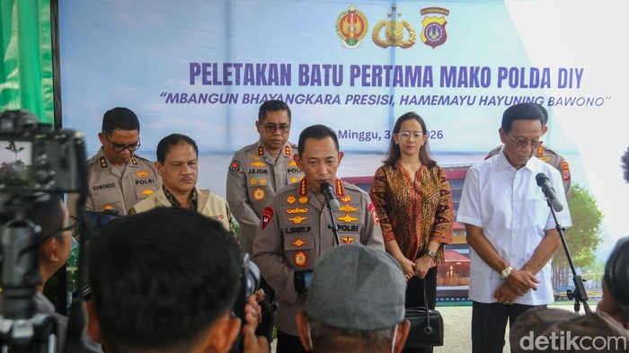 Gubernur DIY Sri Sultan Hamengku Buwono X dan Kapolri Jenderal Listyo Sigit Prabowo menghadiri groundbreaking Mapolda DIY di Godean, Sleman, Minggu (3/5/2026).