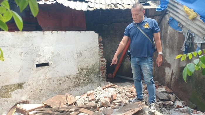 Polisi di lokasi makam Waliyullah Djiro Joyo Ulomo di kawasan Pasar Wonocolo, Kecamatan Taman, Sidoarjo yang dibongkar