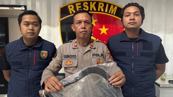 Polisi menunjukkan barang bukti sajam yang digunakan tersangka pembunuhan di Surabaya