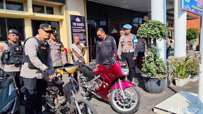 Polisi menyita dua unit sepeda motor saat menangani aksi balap liar di Kota Cirebon.