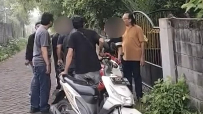 Polisi saat mengamankan para pelaku pencurian hp di warkop Gresik