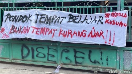 Ponpes lokasi puluhan santriwati diperkosa didemo warga, Sabtu (2/5/2026).