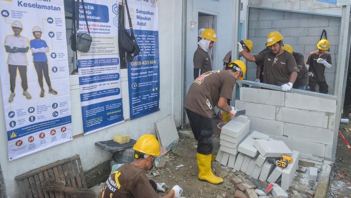 Peserta mengukur baja ringan saat mengikuti kontes tenaga kerja konstruksi di Desa Tanjung Anom, Mauk, Kabupaten Tangerang, Banten, Sabtu (2/5/2026). Kontes yang diikuti 180 peserta dengan membangun ruangan dapur pada 18 rumah warga tersebut untuk menguji keahlian dan keterampilan guna meningkatkan kompetensi pekerja sektor konstruksi. ANTARA FOTO/Putra M. Akbar/tom.