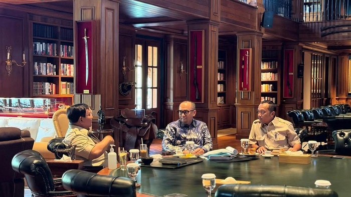 Prabowo diskusi dengan Ketua PPATK Ivan dan Mensesneg Pras di Hambalang, Minggu (3/5/2026).